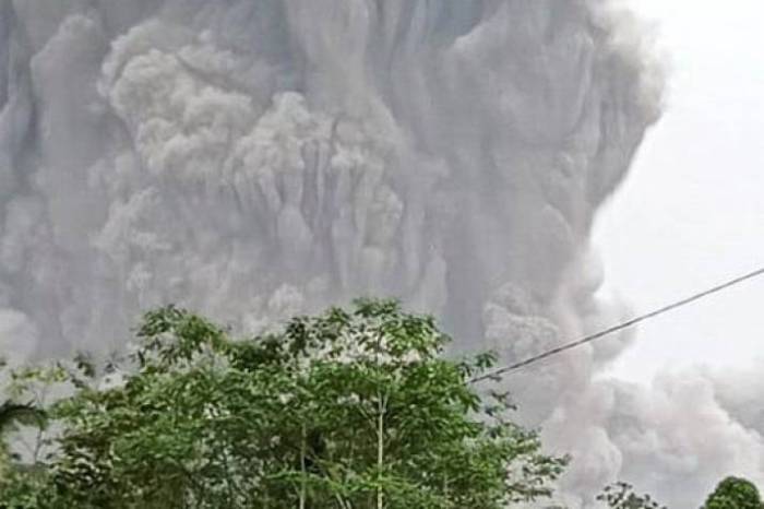 Erupcion del volcan Semeru provoca evacuacion de miles de personas en la isla indonesia de Java